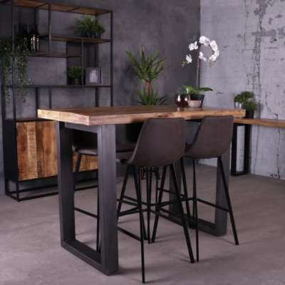 Industriële bartafel mangohout. Deze bartafel bestaat uit twee blokpoten met een massief mangohouten bovenblad. 