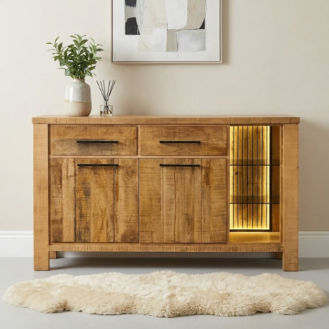 Mangohouten dressoir van 135 cm met ledverlichting recht van voren in een woonkamer