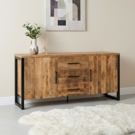 Mangohouten dressoir van 180 cm met zwart metalen frame in een lichte woonkamer
