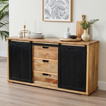 Mangohout dressoir met zwarte schuifdeuren die lopen op een rails van zwart staal.