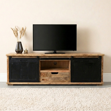Tv meubel mangohout met zwarte schuifdeuren.
