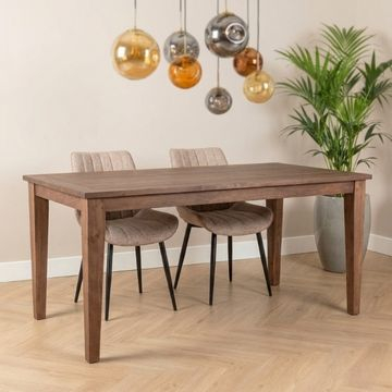 Eettafel gemaakt van eikenhout.