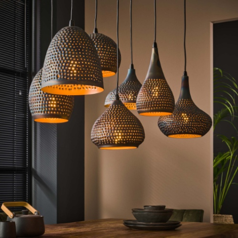 Metalen hanglamp met gaatjes Uma 7 lampen - sfeerfoto