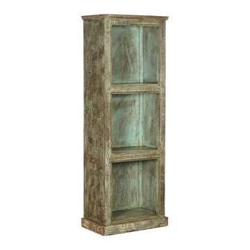 Open boekenkast uit India in het groen. 