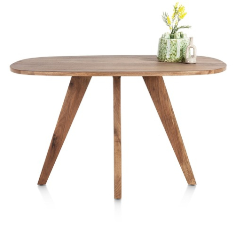 Ovale bartafel Everest 150x120 cm in mangohoutfineer op schuin aflopende houten poten, vooraanzicht met vaas en bloemen