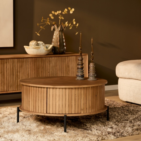 Ronde salontafel Madison naturel mangohout 80 cm sfeerbeeld in de woonkamer