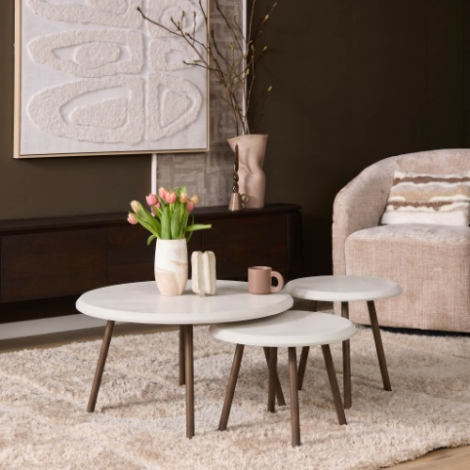 Ronde salontafelset Ohio zand mangohout 70 cm met drie tafels in sfeervolle woonkamer