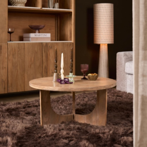 Salontafel Guus naturel mangohout 80 cm sfeerbeeld in de woonkamer