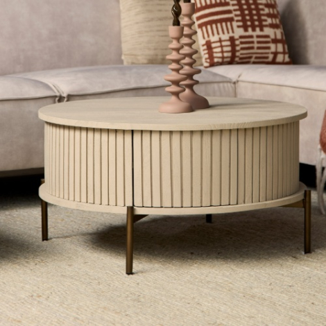 Ronde salontafel Madison zand mangohout 80 cm sfeerbeeld in woonkamer