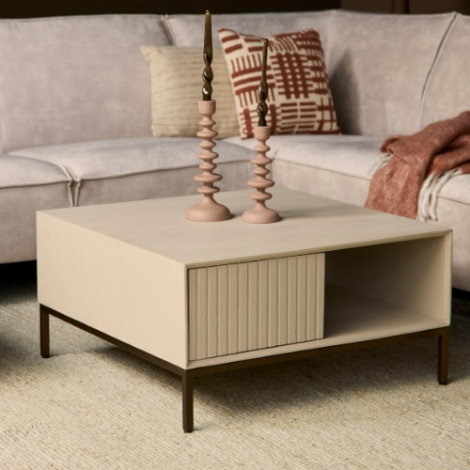 Vierkante salontafel Madison zand mangohout 80 cm sfeerbeeld in woonkamer