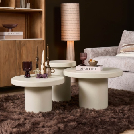Salontafel Maya 70 cm zandkleurig mangohout in een warme woonkamer met bank