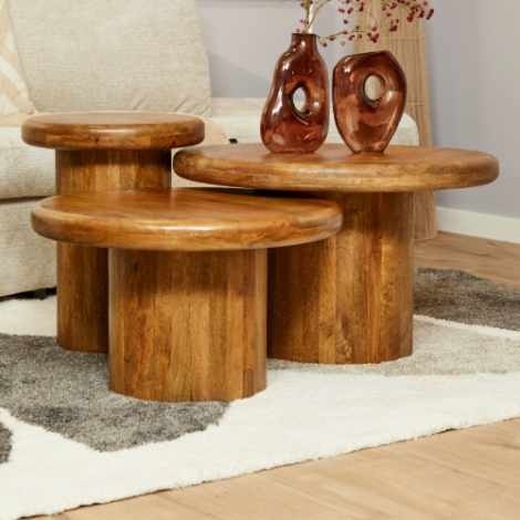 Salontafel Maya set van 3 in naturel mangohout in een lichte woonkamer