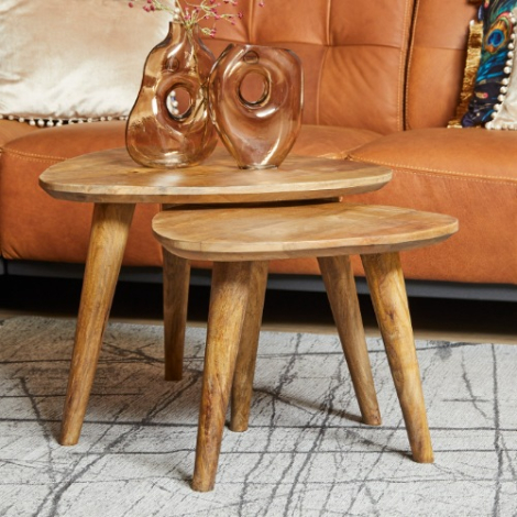 Salontafel Omaha set van 2 driehoekig mangohout naturel in de woonkamer
