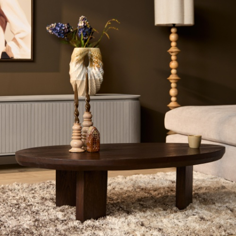 Salontafel Zillah driehoekig eikenhout 130 cm in sfeervolle woonkamer