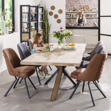 Sfeer beeld van de eetkamerstoelen Eefje. Een kind aan tafel en de stoelen Eefje in de kleuren cognac, lichtgrijs en antraciet. 