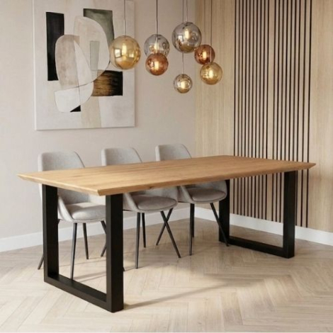 Eettafel gemaakt van eikenhout.
