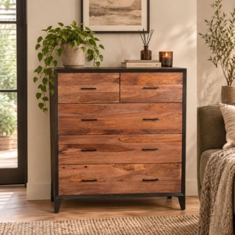 Ladekast van donker hout. 
