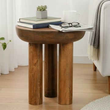 Sfeerafbeelding van de ronde bijzettafel bruin mangohout 50 cm.