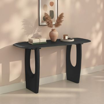 Sfeerafbeelding sidetable zwart 130 cm breed en 76 cm hoog. 