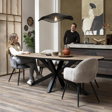 Sfeerbeeld van de Aron eetkamerstoelen in de kleur antraciet, kiezel en creme. 