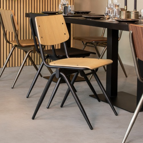 Stapelstoel Sven naturel houtlook met zwart frame