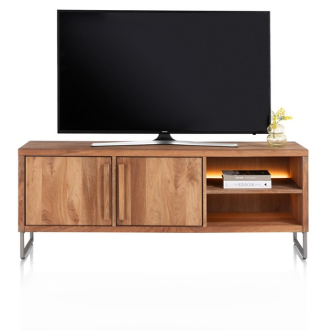 Tv meubel Everest 160 cm in mangohout met twee dichte deuren en open nissen met LED, vooraanzicht met tv en decoratie