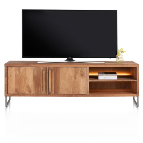 Tv meubel Everest 190 cm in mangohout met twee deuren en verlicht open vak, op metalen sledepoten, vooraanzicht met tv