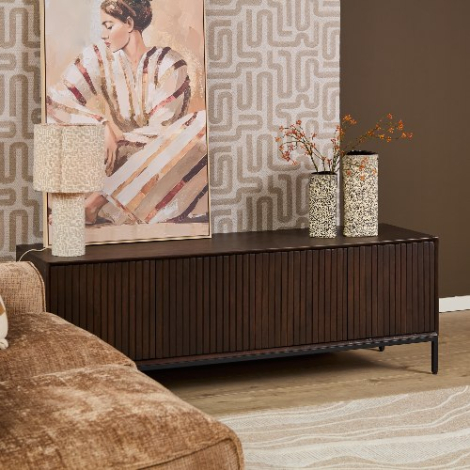 Bruin mangohouten tv-meubel Madison 165 cm in woonkamer