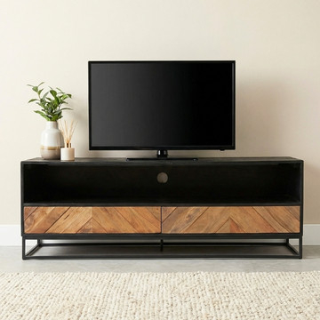 Mangohouten tv-meubel van 150 cm met visgraatpatroon lades en metalen accenten.