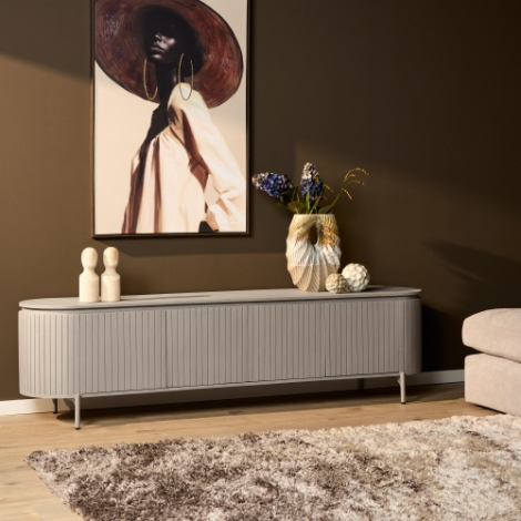 Tv-meubel Solana taupe mangohout 210 cm sfeerbeeld in de woonkamer