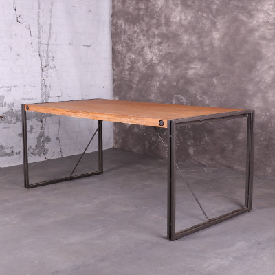 Goedkope mangohouten eettafel rond met zwart onderstel.