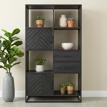 Kast visgraat zwart met vijf open vakken, twee deuren en twee laden.