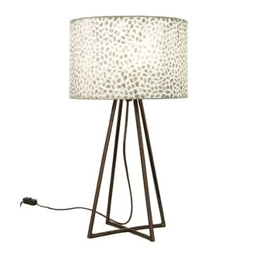 Witte tafellamp met kap. 
