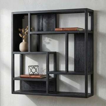 Industrieel wandrek van zwart gemaakt mangohout in combinatie met zwart staal.