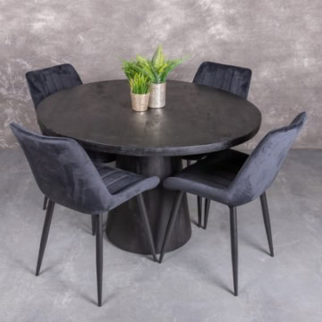 Eettafel gemaakt van mangohout in de kleur zwart met een ronde poot