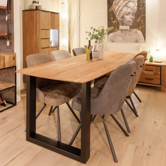 Acaciahouten eettafel met zwarte poten.