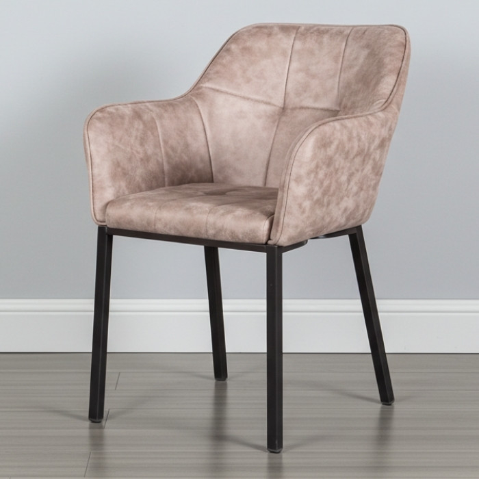 Armstoel in beige gemaakt van microvezel en zwart staal.