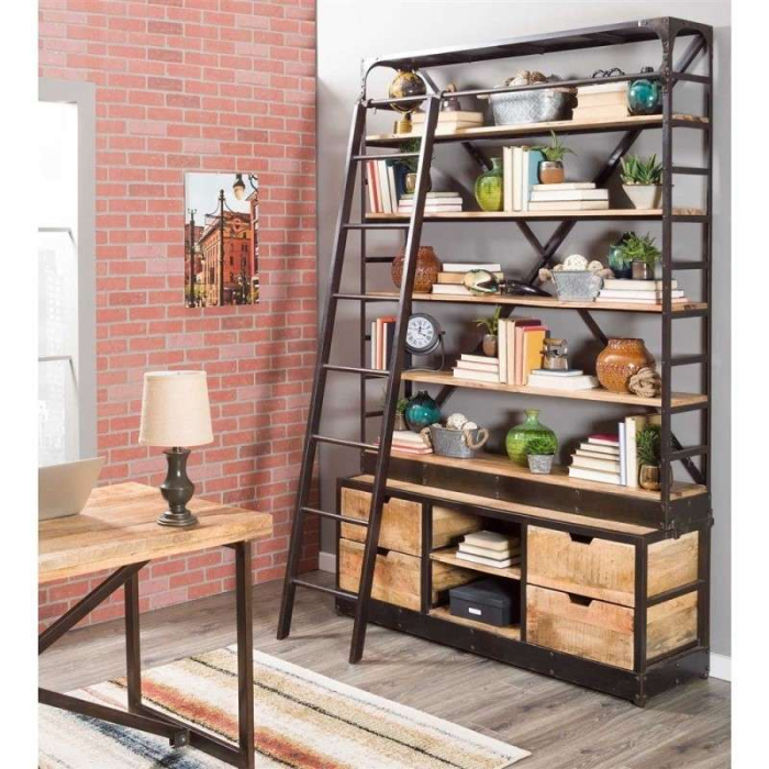 Boekenkast met laddertje van mangohout gecombineerd met staal. Boekenkast heeft vier lades, twee kleine open vakken en vijf planken. 