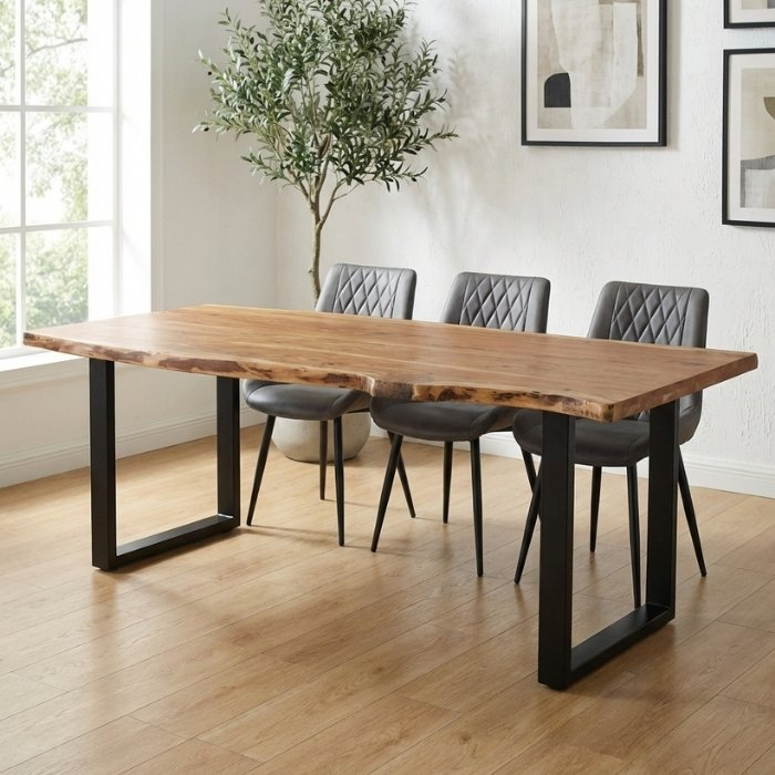 Boomstam eettafel 200 cm met natuurlijke rand en zwart U-frame.