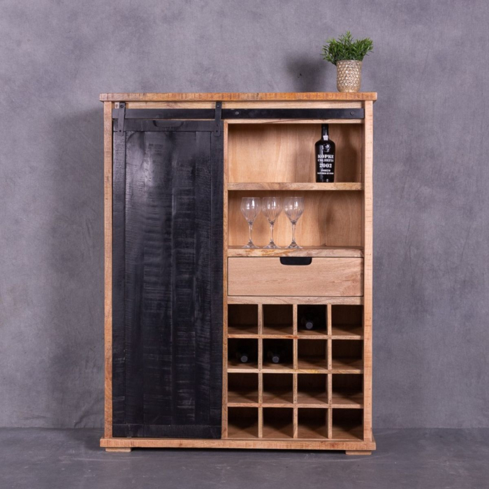 Industriële drankkast gemaakt van mangohout met een schuifdeur.