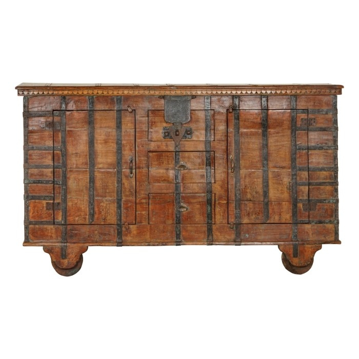 Houten dressoir met twee wielen.