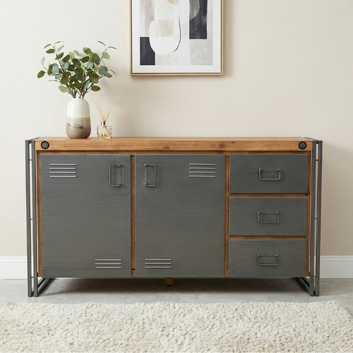 Industrieel dressoir met deuren en lades.