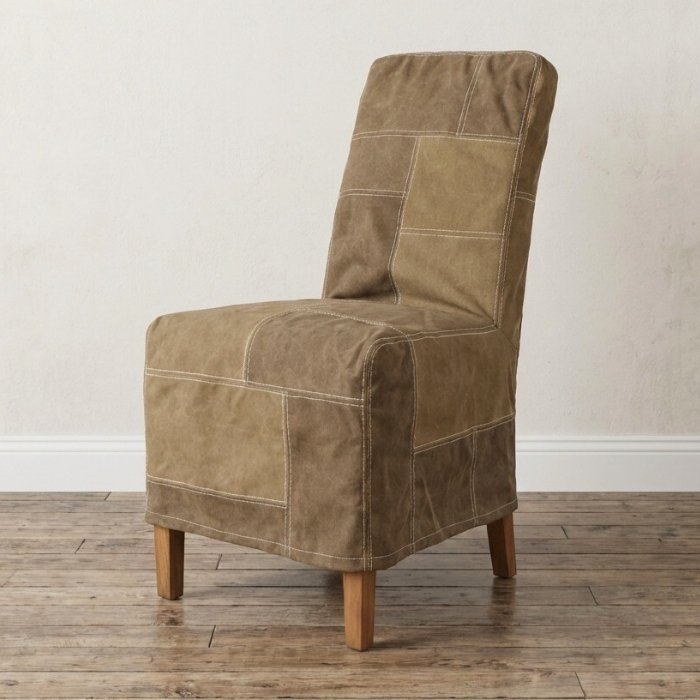 Bruine eetkamerstoel van stof met houten poten