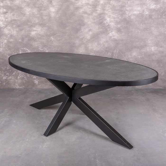 Ovale eettafel met natuursteen en spinpoot.