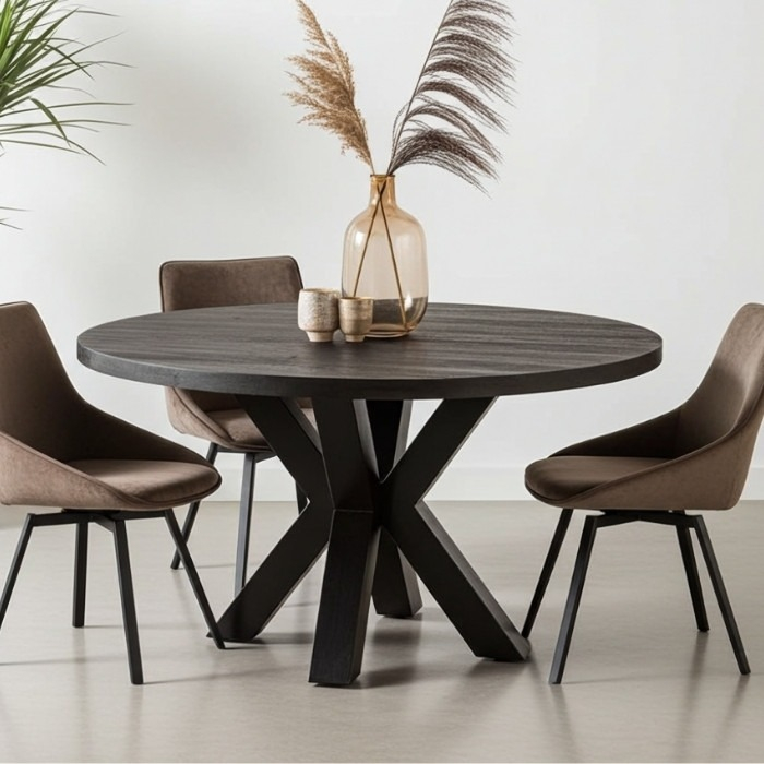 Zwarte eettafel rond 140 cm.