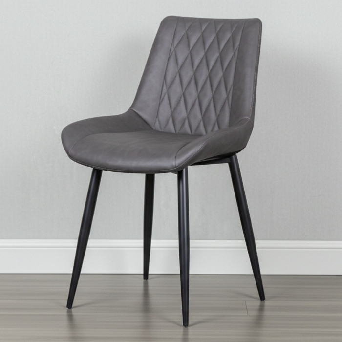 Grijze eetkamerstoel met onderstel van zwart staal.