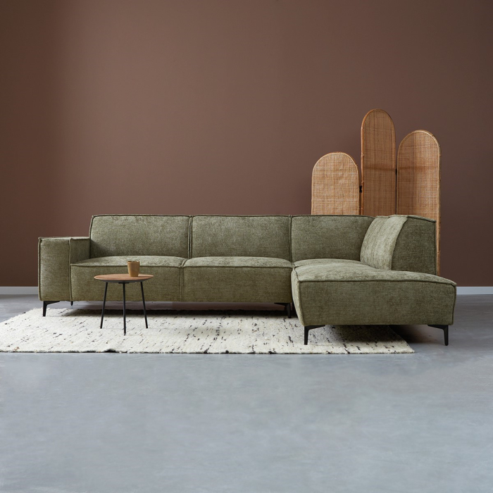 Hoekbankstel River in de kleur groen en de ottoman rechts. 