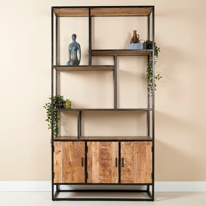 Boekenkast mangohout industrieel met deuren en open vakken.