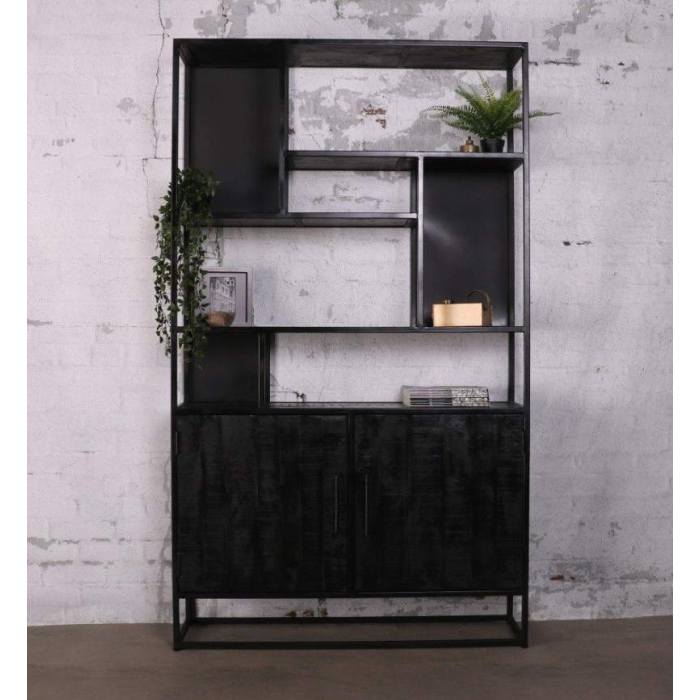 Kast industrieel zwart. Gemaakt van zwart mangohout gecombineerd met staal. Onder twee deuren en boven zeven, verspringende, open vakken.