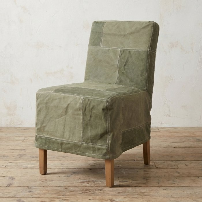 Eetkamerstoel landelijk in groene stof met houten poten.